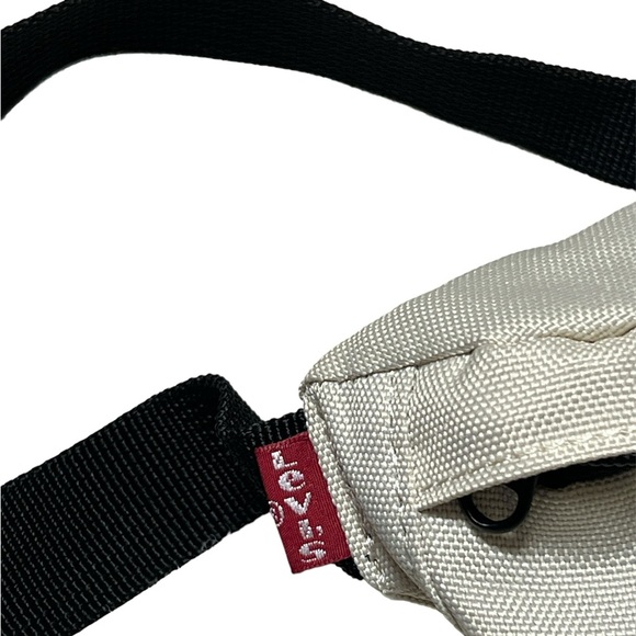 🟡Levi's Logo Sling Bag - Picture 3 of 5